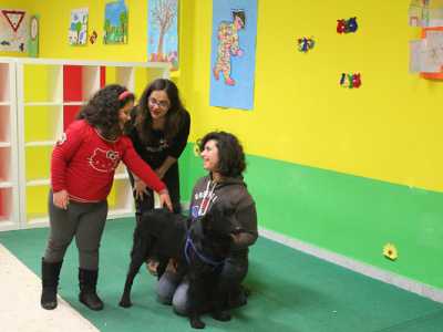 Una bambina gioca con Frida